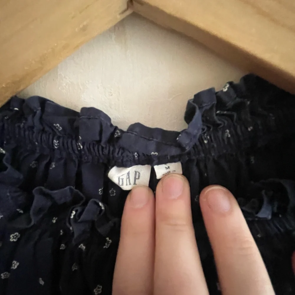 Gap brand long sleeved blouse with small white flowers - Picture 6 of 8